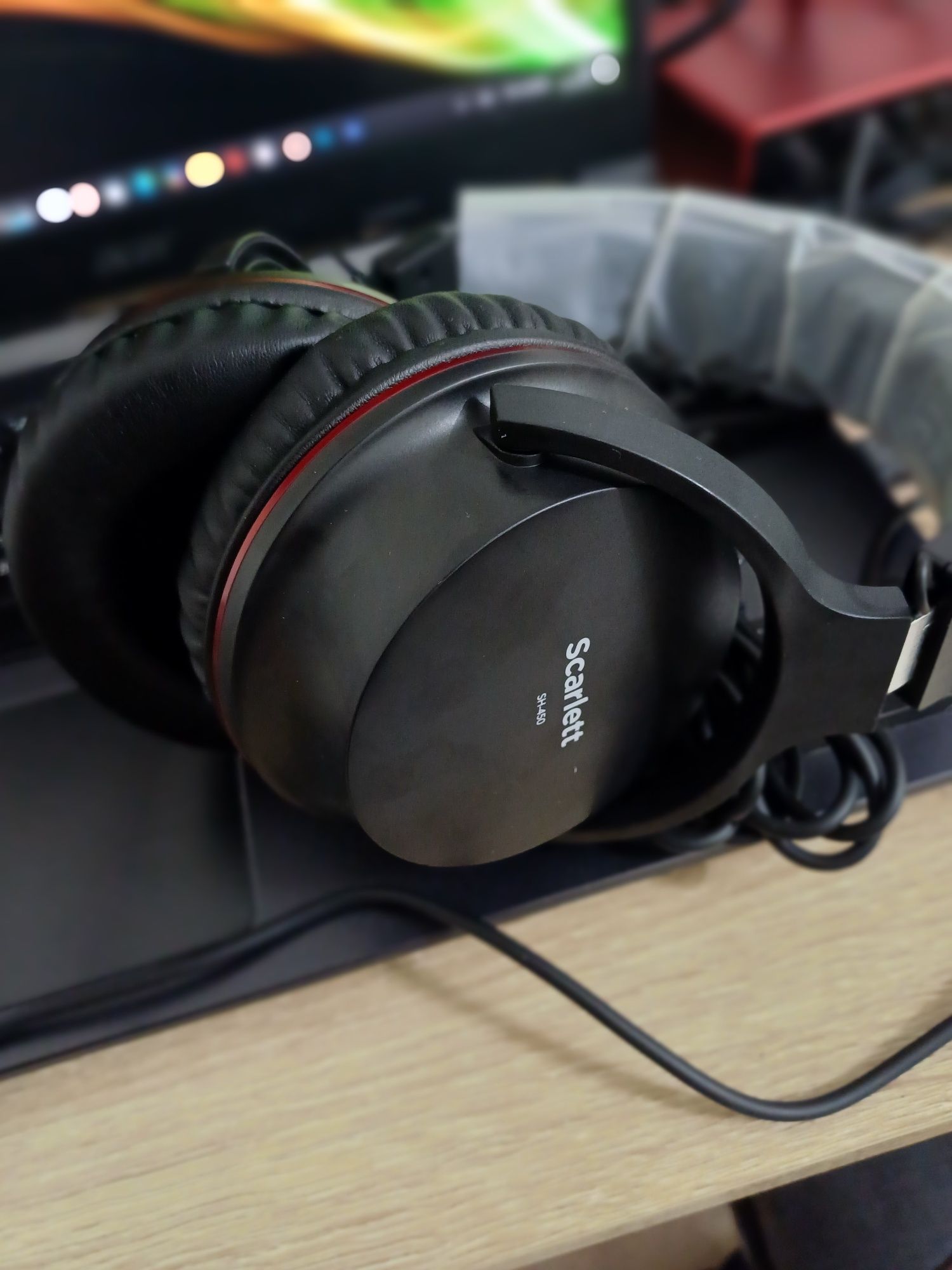 Продается звуковая карта Focusrite Scarlett 2i2 4