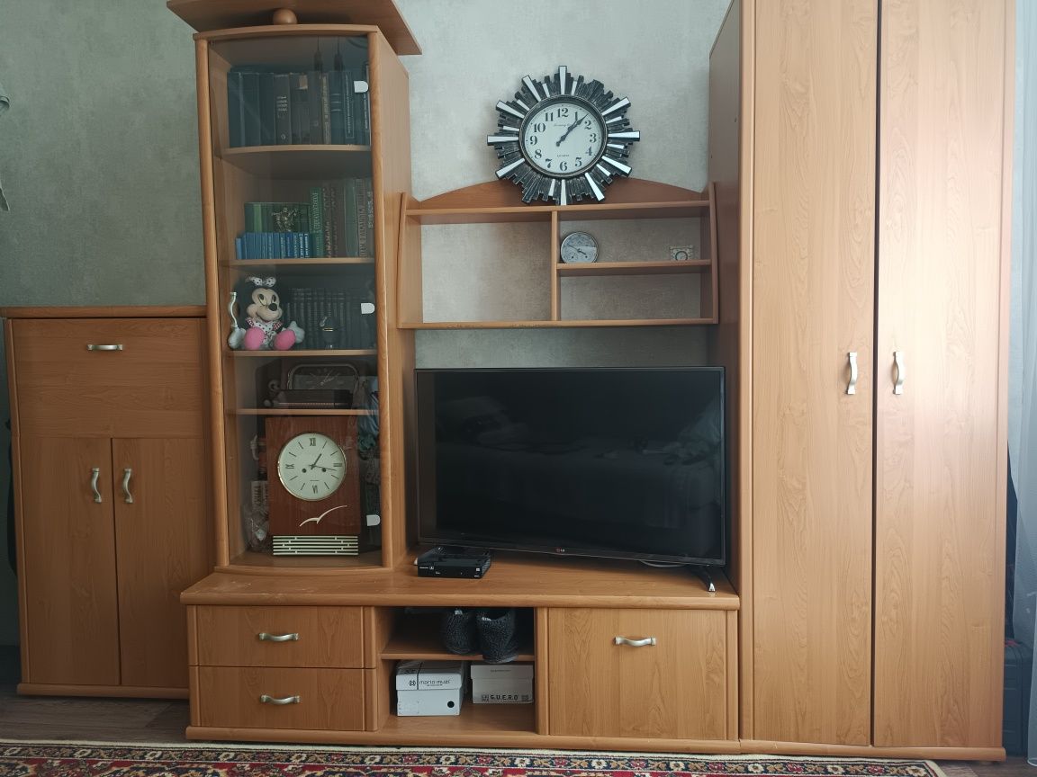 Пррлам стенку в гостиную