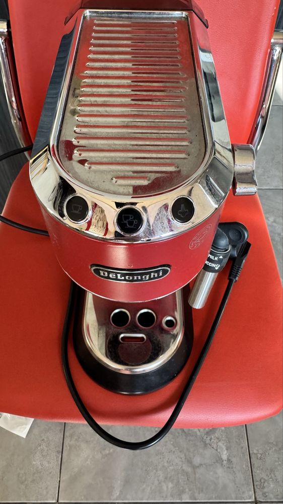 Продам рожковый кофемашину DeLonghi EC685R