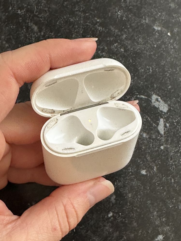 Кейс от airpods 2/ обменяю на один правый наушник