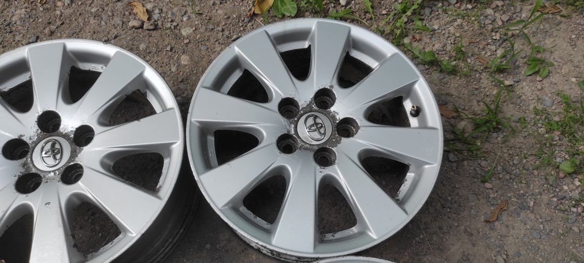 Комплект оригинальных дисков R16. Toyota Camry.