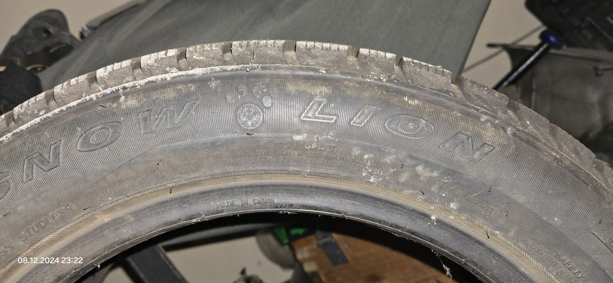 Комплект автомобильных шин 215/55 R17 зимние липучка