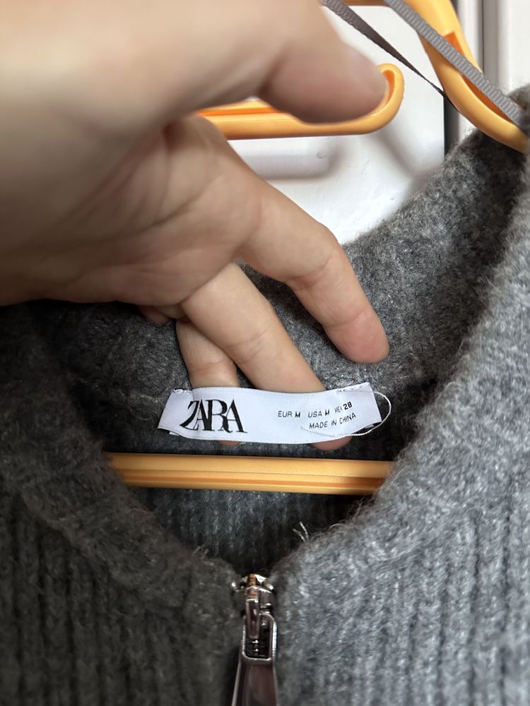 Кофта на замке Zara