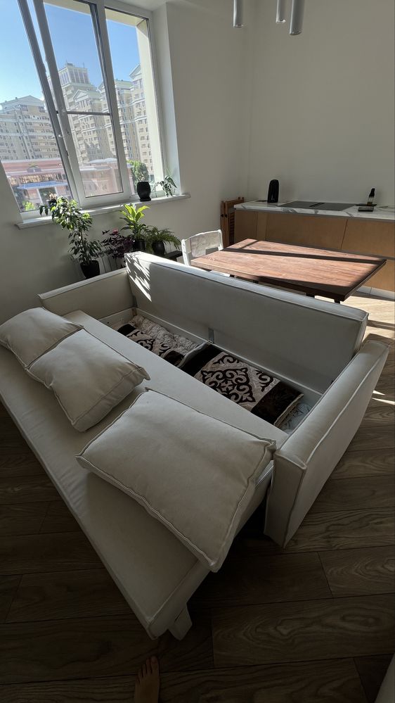 Диван IKEA белого цвета