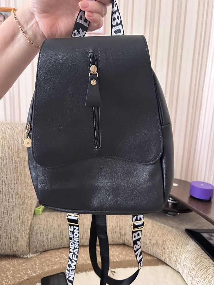 Продам сумки каждая по 1000