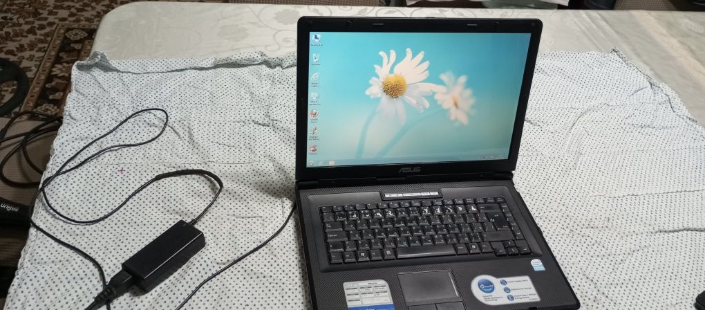 Ноутбук  ASUS  в хорошем рабочем состоянии.Ноутбук для работы.  учебы