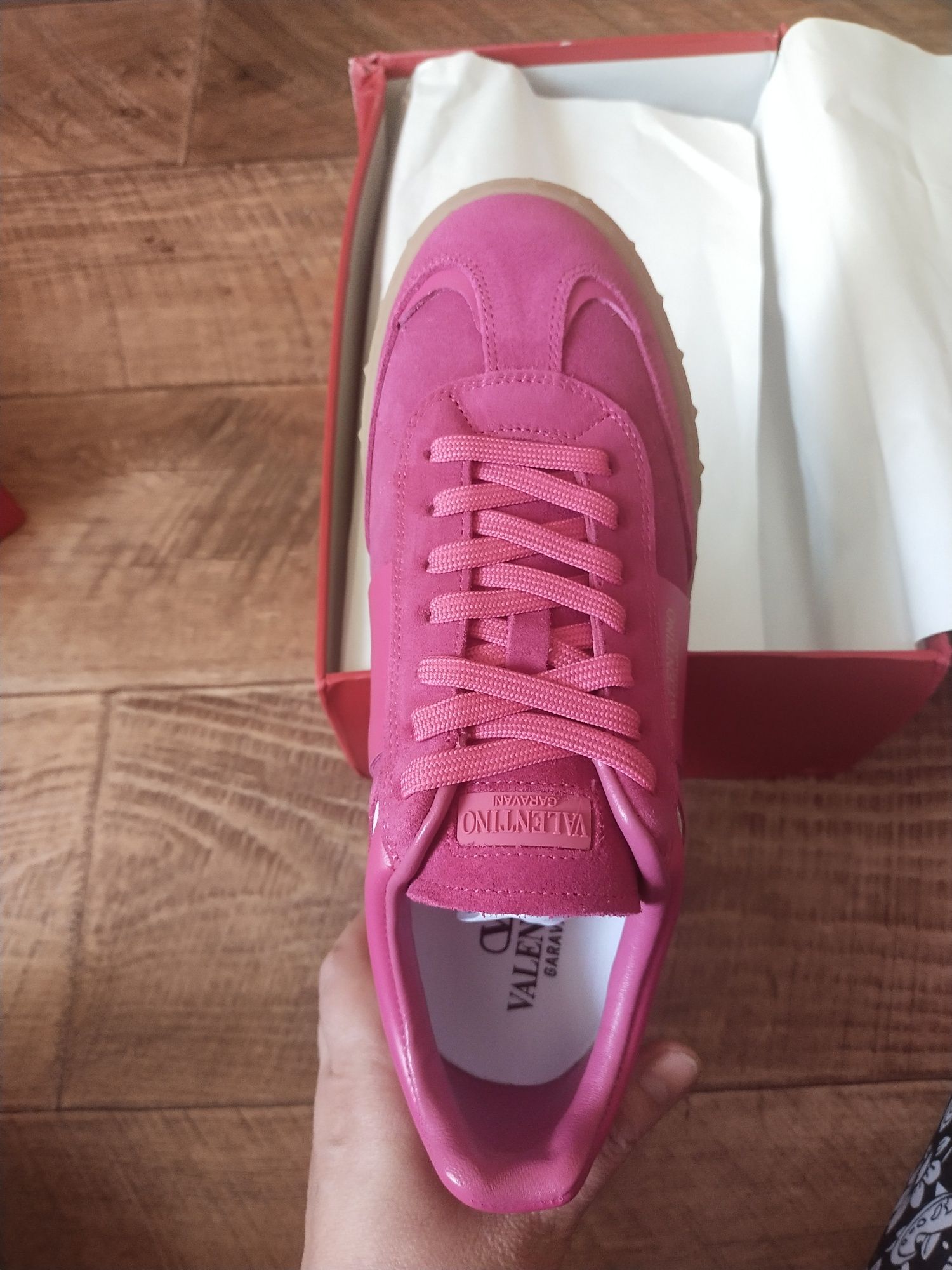 Продам крассовки от VALENTINO GARAVANI