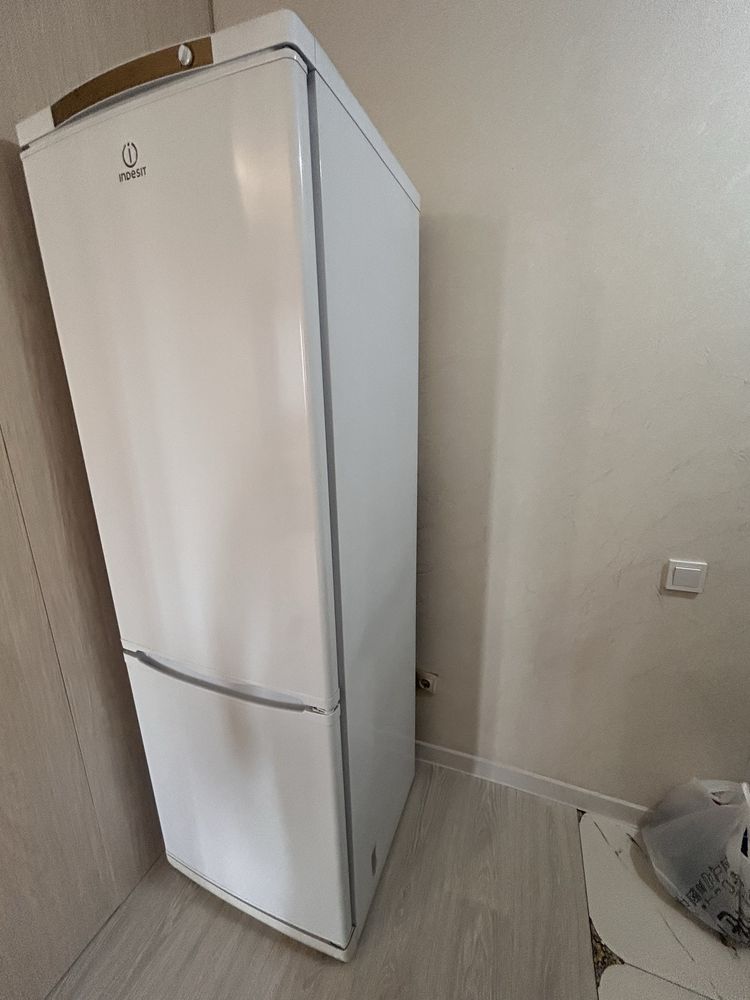 Продам холодильник индезит