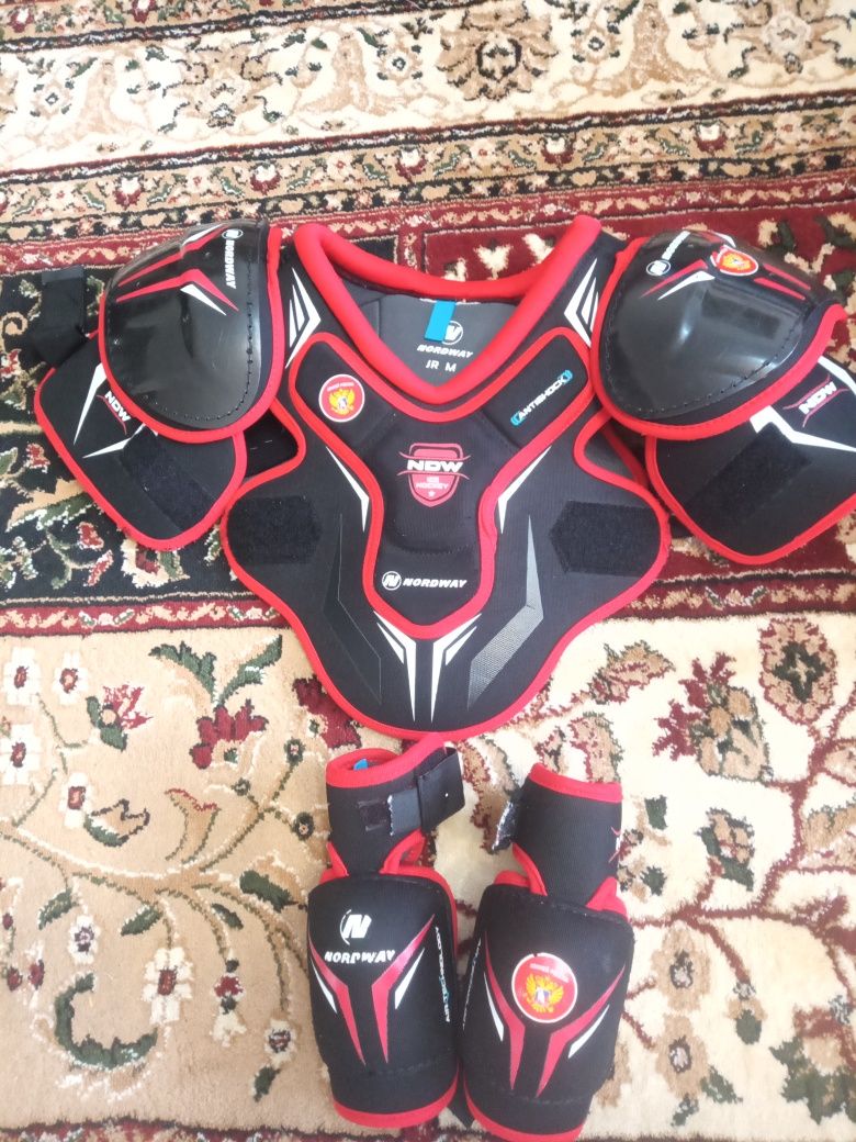 Продам хорошую хоккейную экипировку!