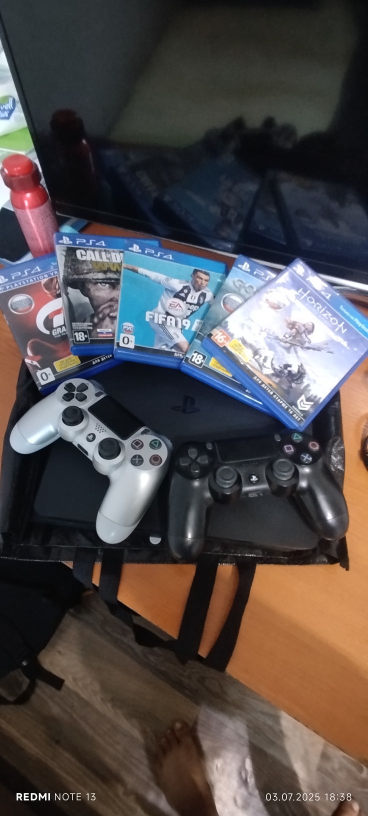 Продам пс4, состояние идеальное,в комплекте 2джостика и 5игр