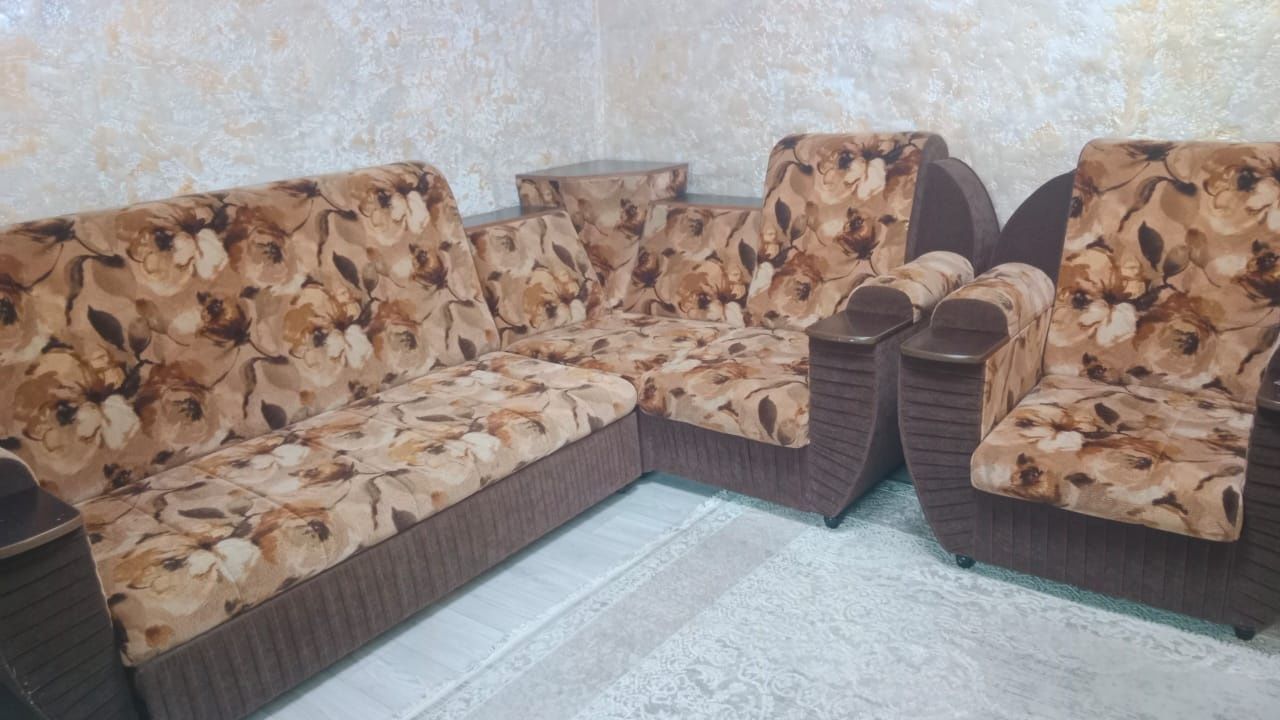 Продам угловой диван с креслом