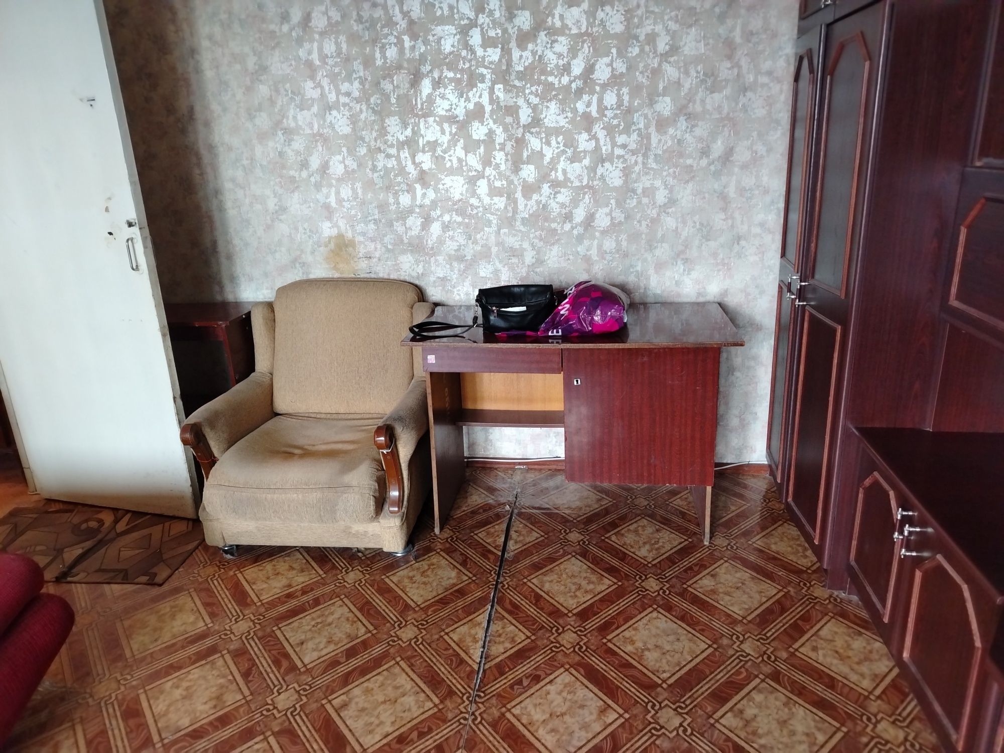 Продам парту школьную также есть стулья и табуретки