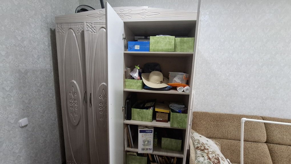 Продам шкаф. В каждом отделе по пять полок. Есть место под плечеки.