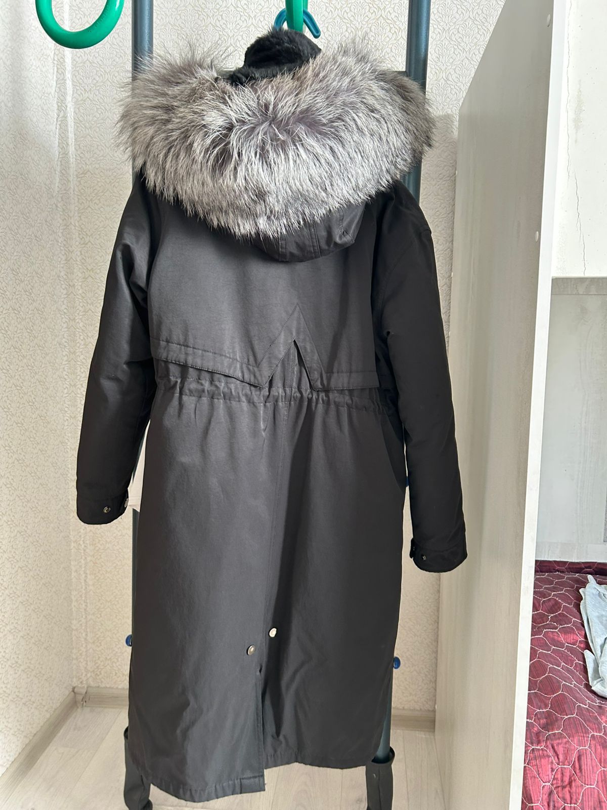 Продам верхнюю одежду женскую