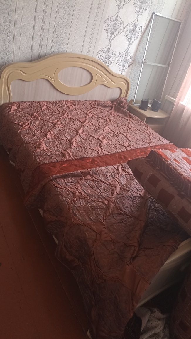 Продам кровать и тумбочки