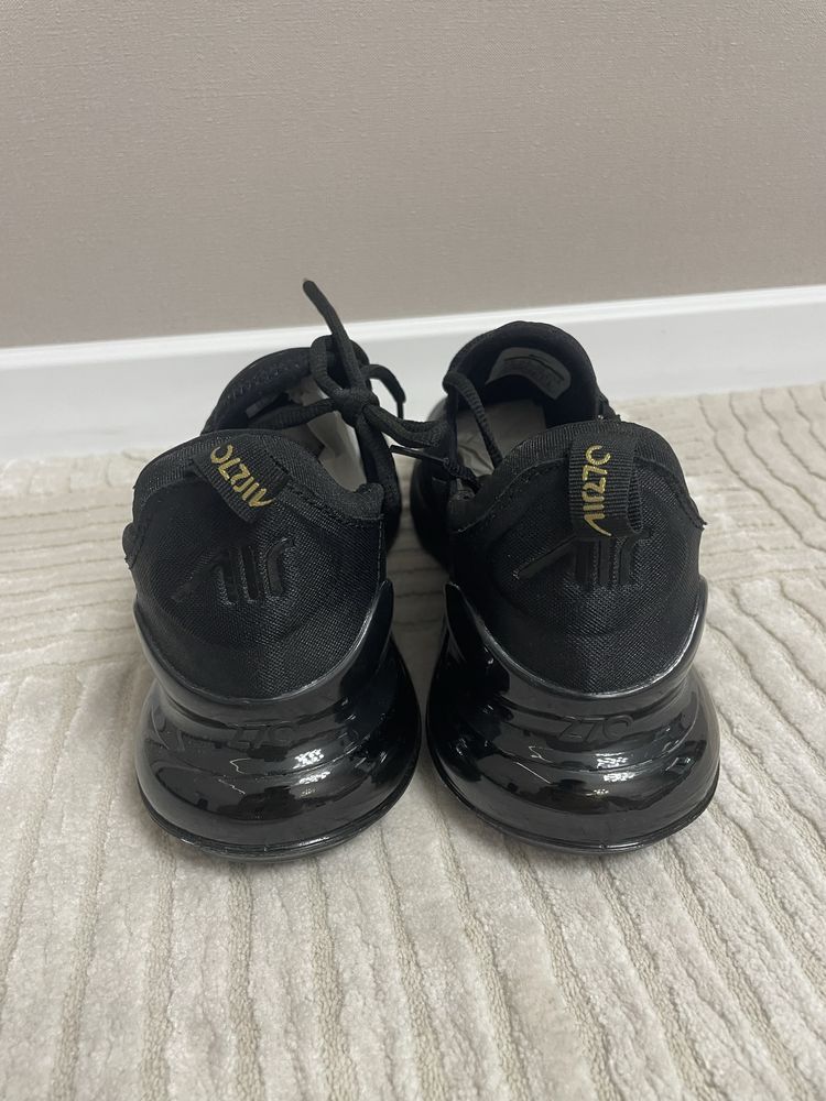 Продам кроссовки Nike 270