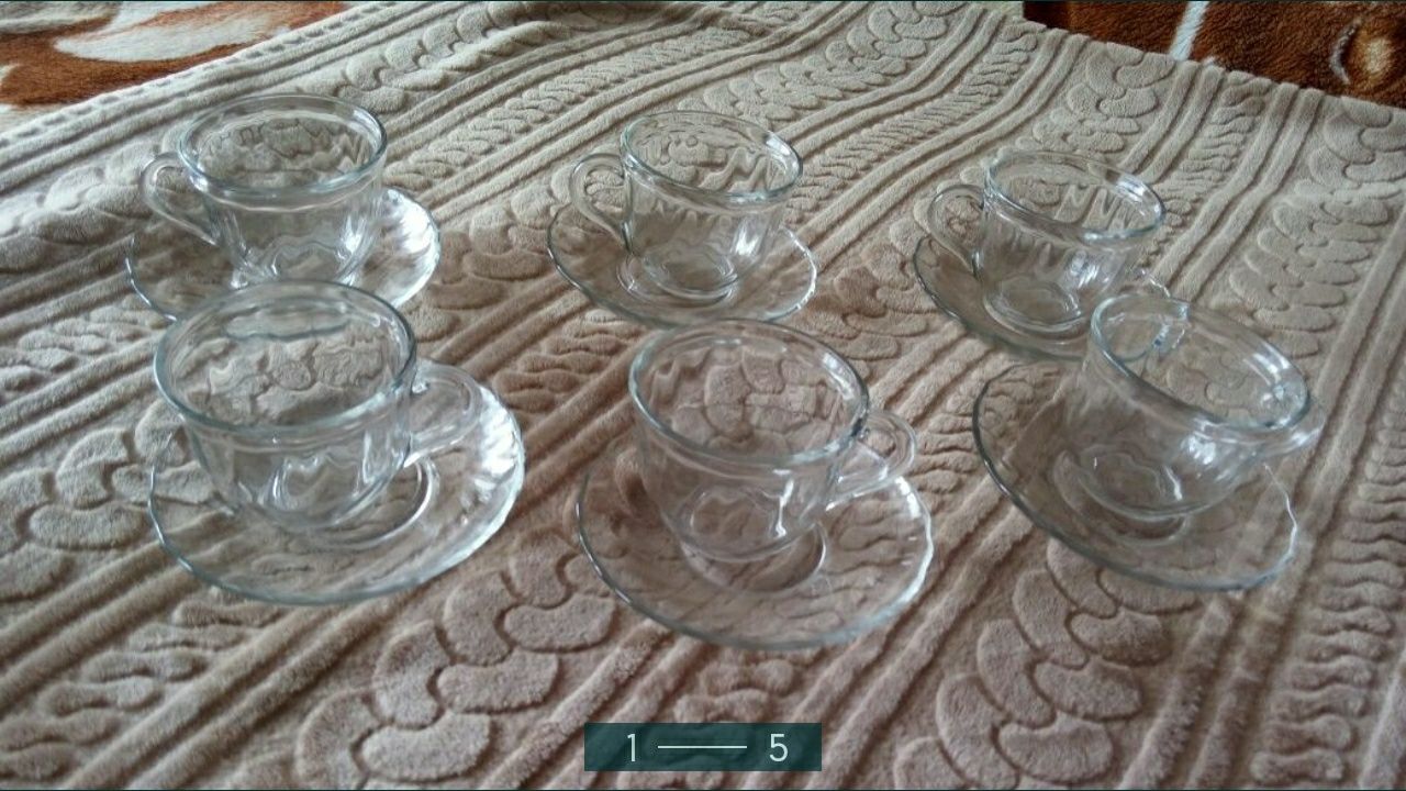 Чайный сервиз из прозрачного стекла.