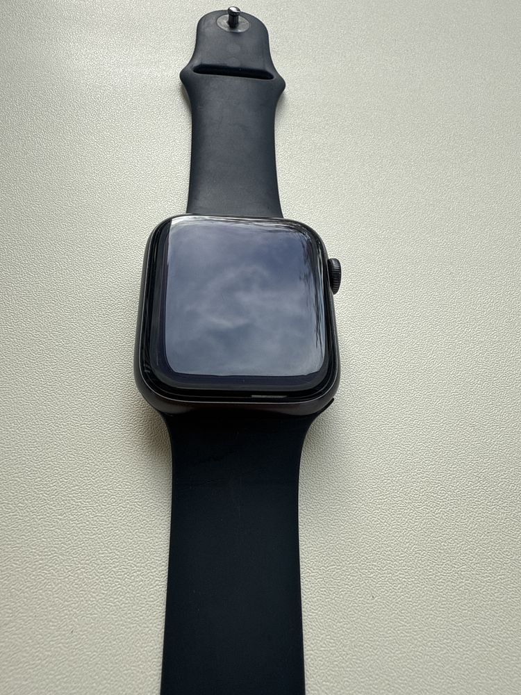 Apple Watch SE 44 мм черный