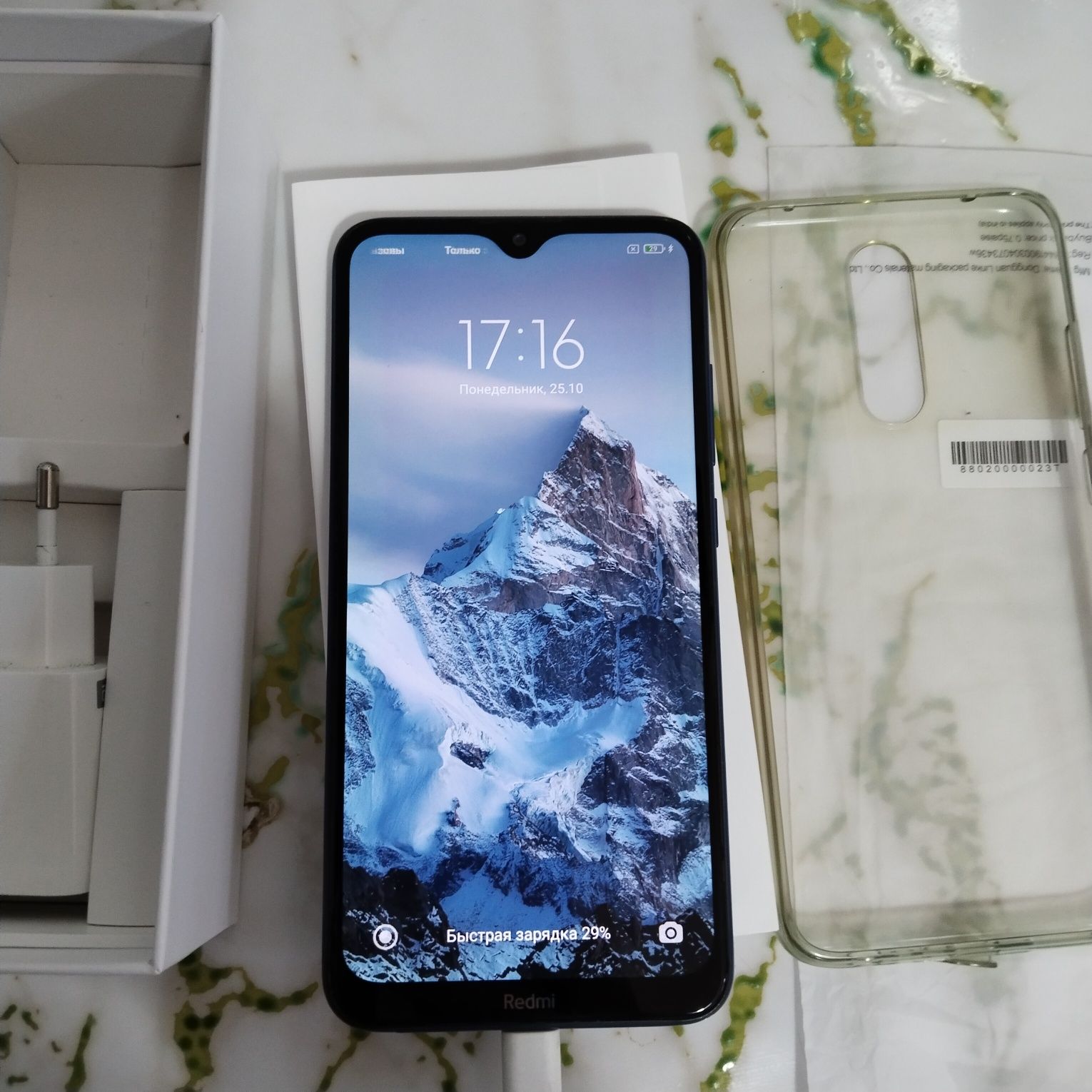 Продам смартфон Ксяуми redmi 8, почти новый