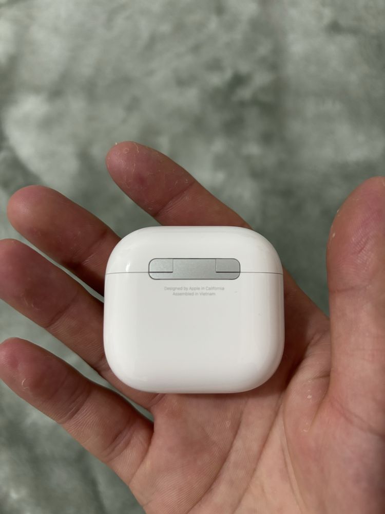 airpods 4 с шумоподавлением.