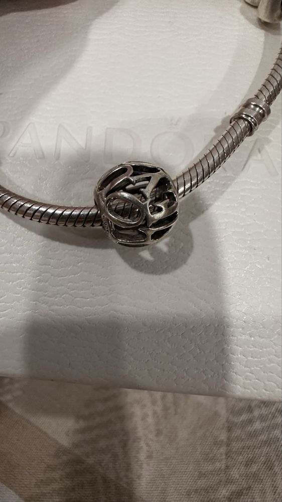 Продам браслет с шармами Pandora