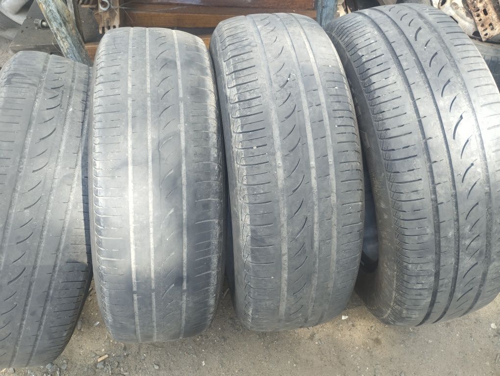 Продам резину. Средне состояние. Без шишек один шнур только стоит