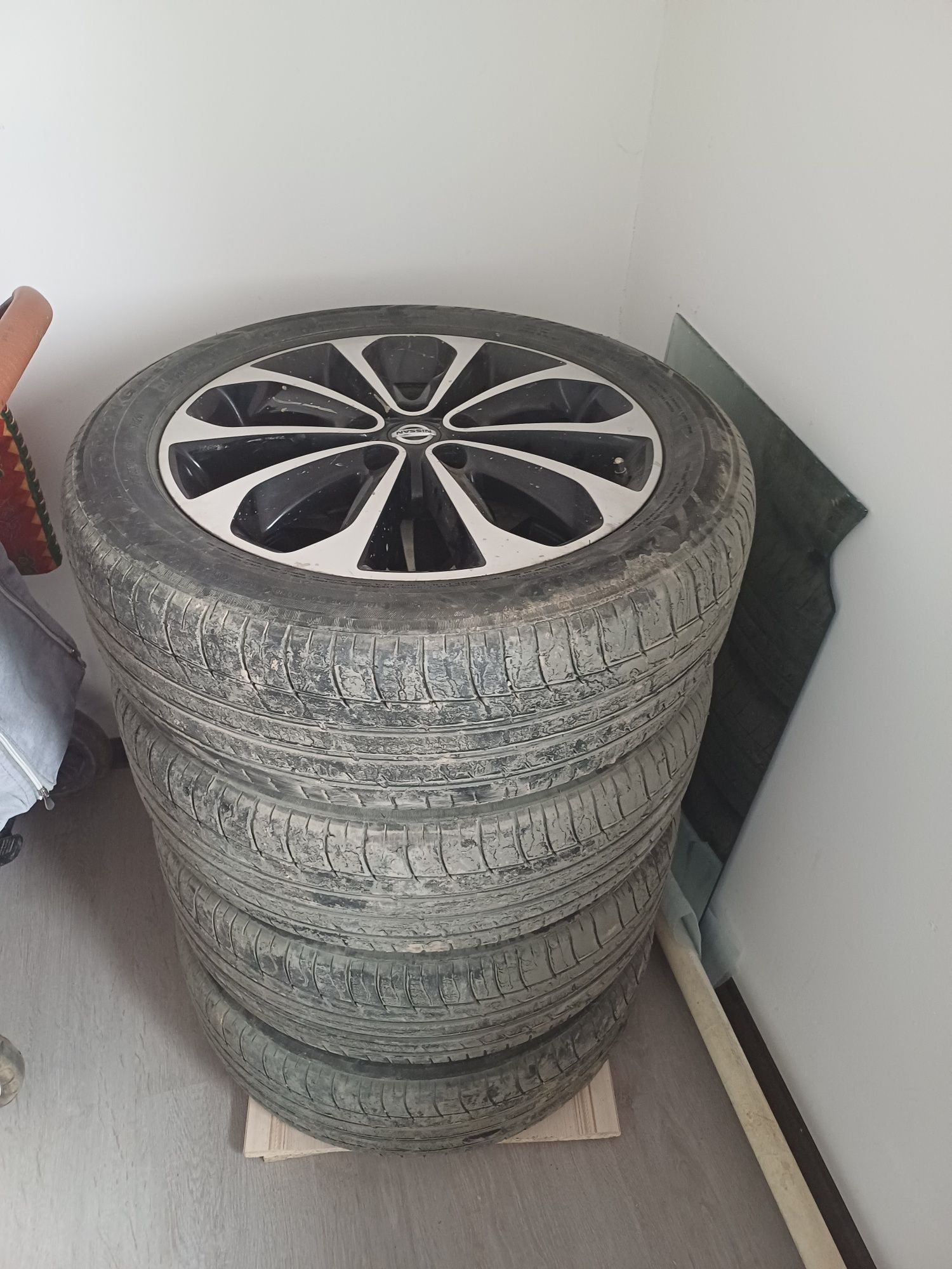 Продам Летние шины с дисками ездили сезон состояние идеальное.