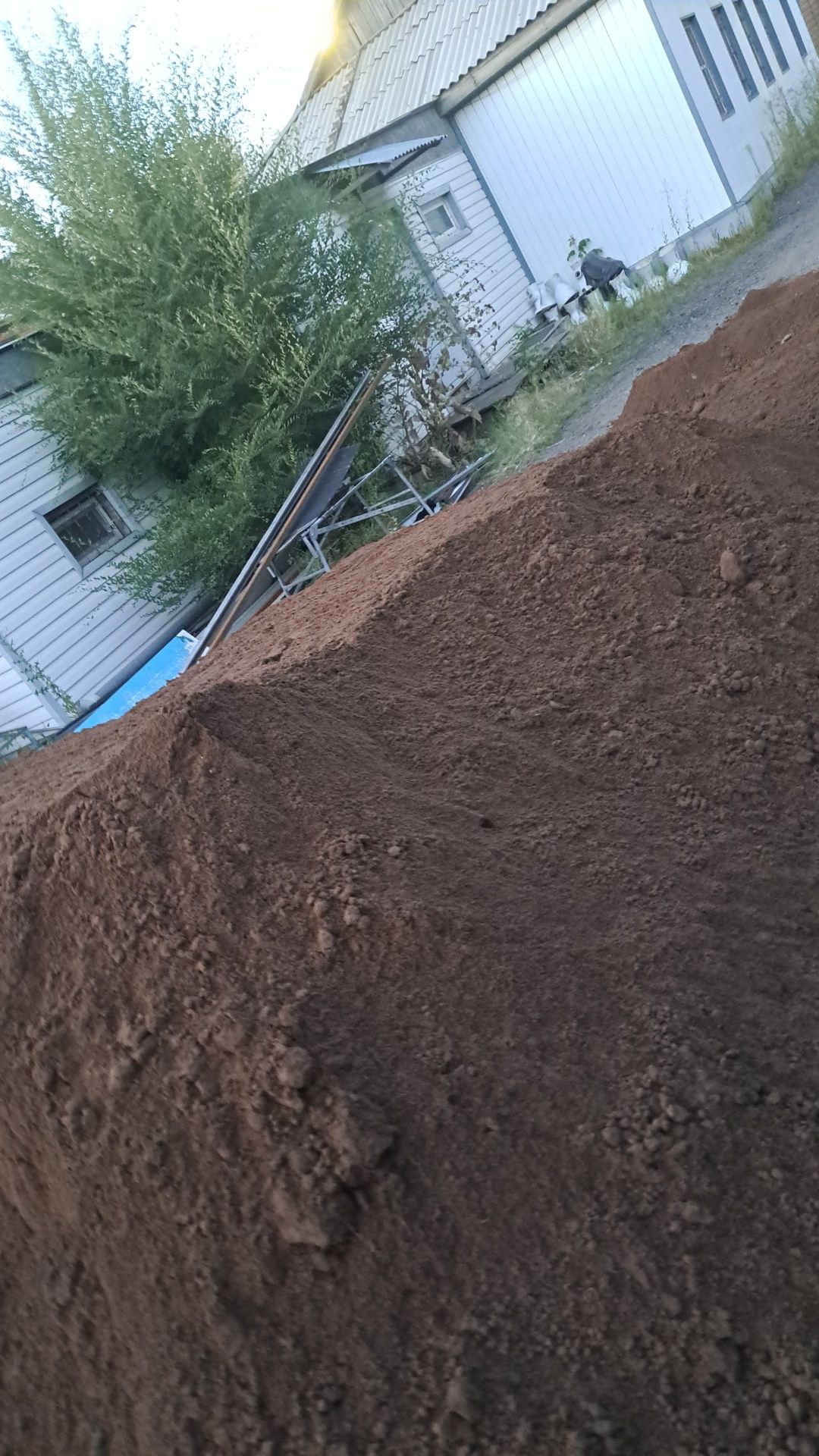 Глина Песок крупный Песок мелки Отсеф Щебень в мешках.