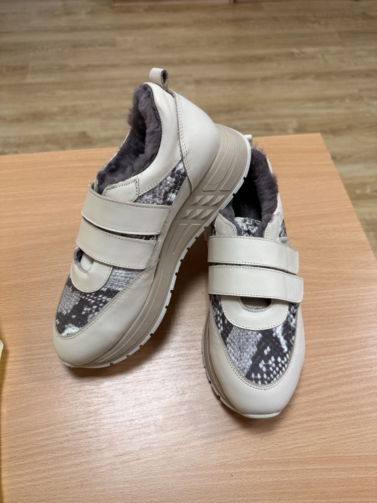 Продам зимние кроссовки
