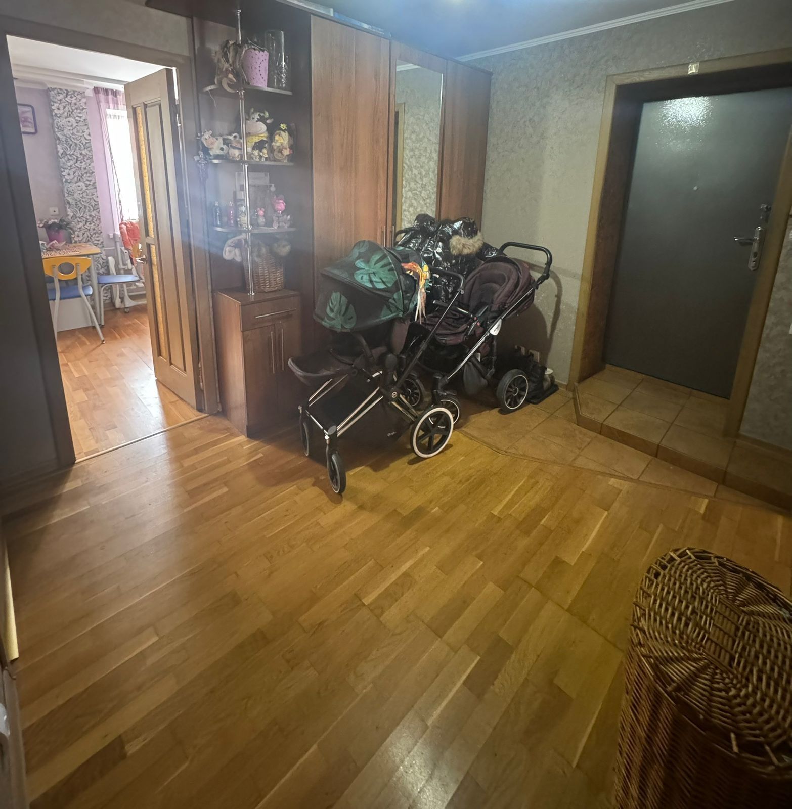 Продам просторную 2 комнатную квартиру в районе ТД Океан.