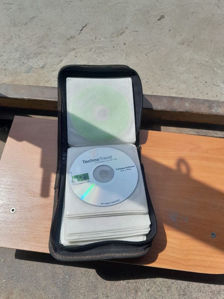 Диски DVD и кассеты VHS