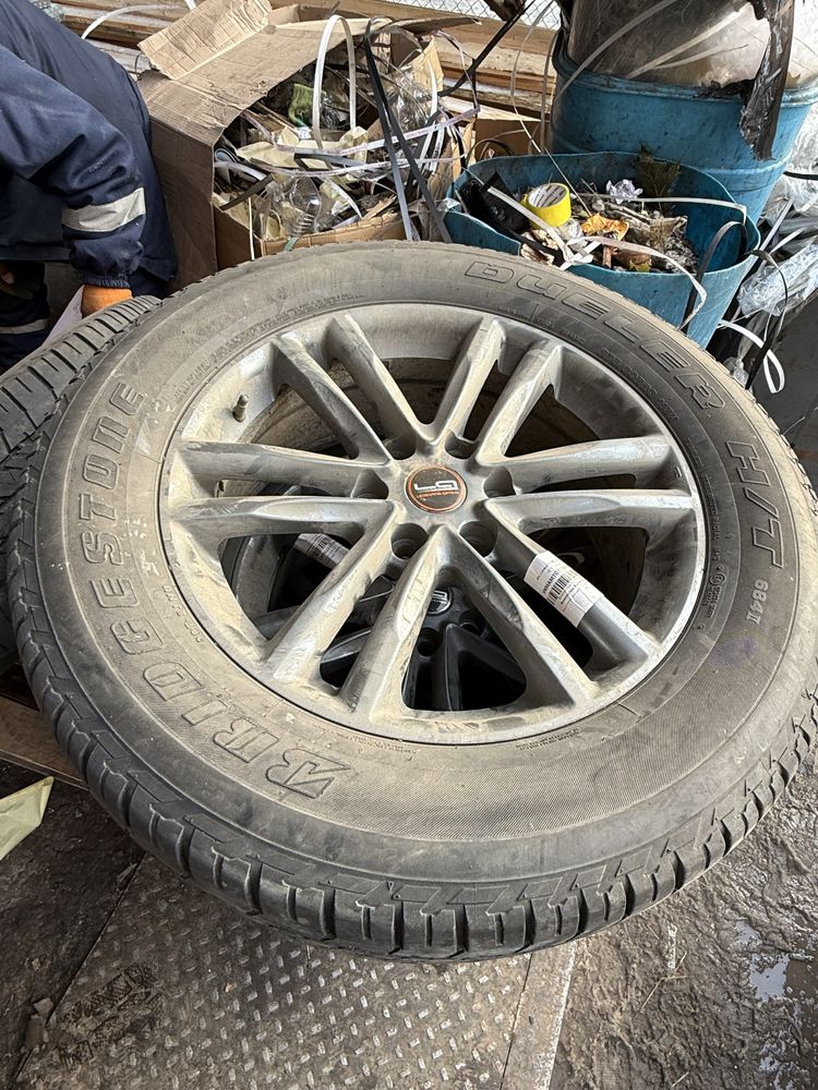 Продам летние шины с дисками Nissan Patrol-Bridgestone