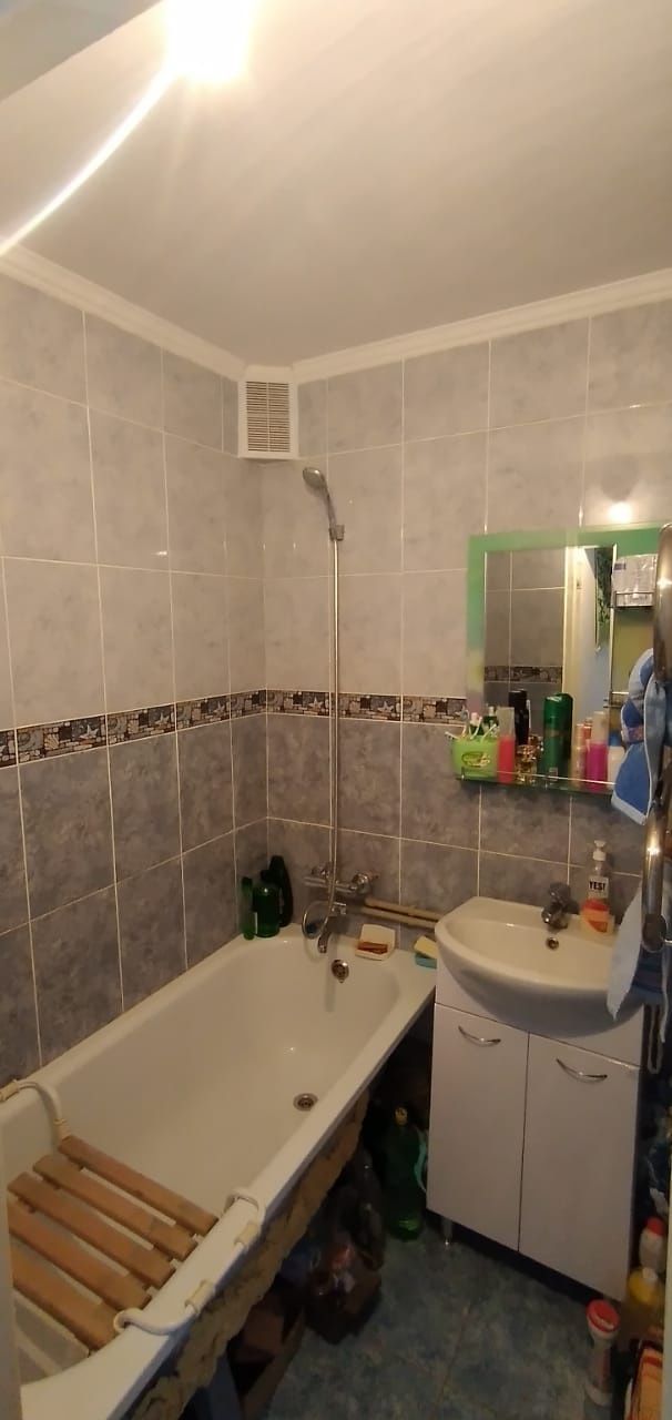 Срочно продам 3-х комнатную квартиру вместе с гаражом. Пос. Заводской.