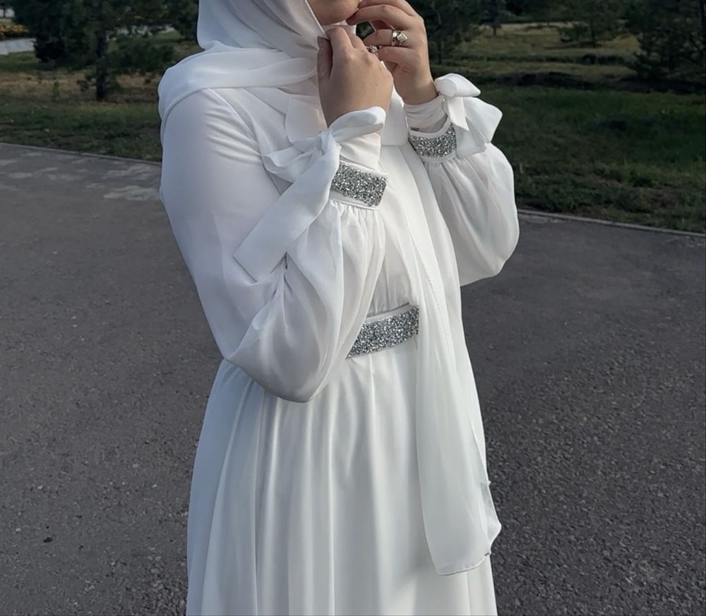 Прдаю платье белое на никях и тд