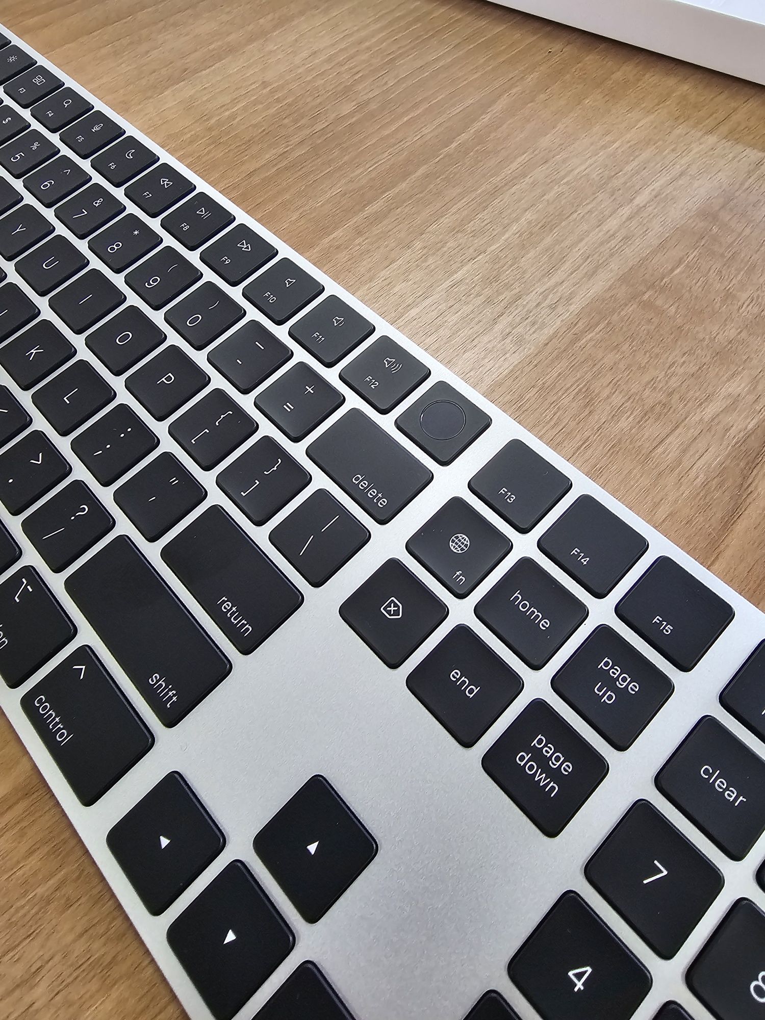 Apple Magic keyboard with Touch ID, Magic Trackpad 2 (можно отдельно)