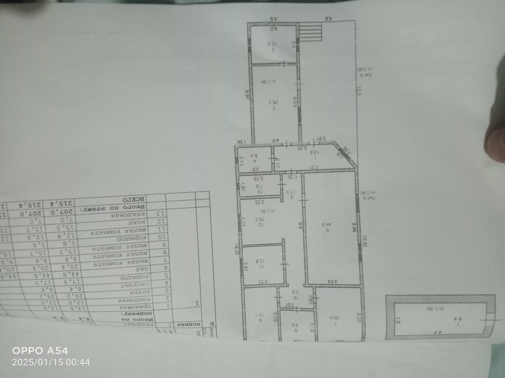 7 бөлмелі үлкен,жарық,кең үй сатылады.