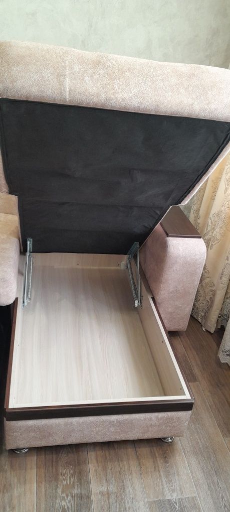 Продам мягкий уголок,угловой диван,кресло и пуфик,в хорошем состоянии,