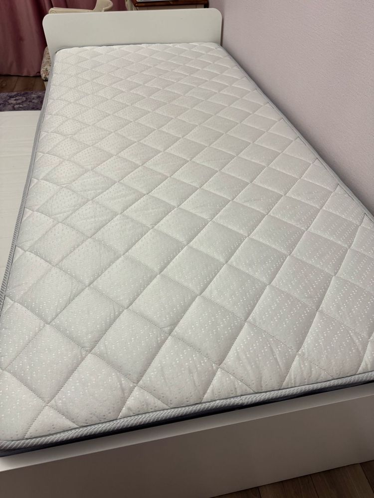 Кровать Ikea двухспальная с выдвижным спальным местом