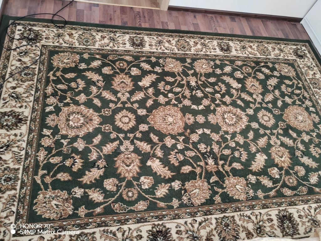 Ковёр зелёный и с коричневым рисунком