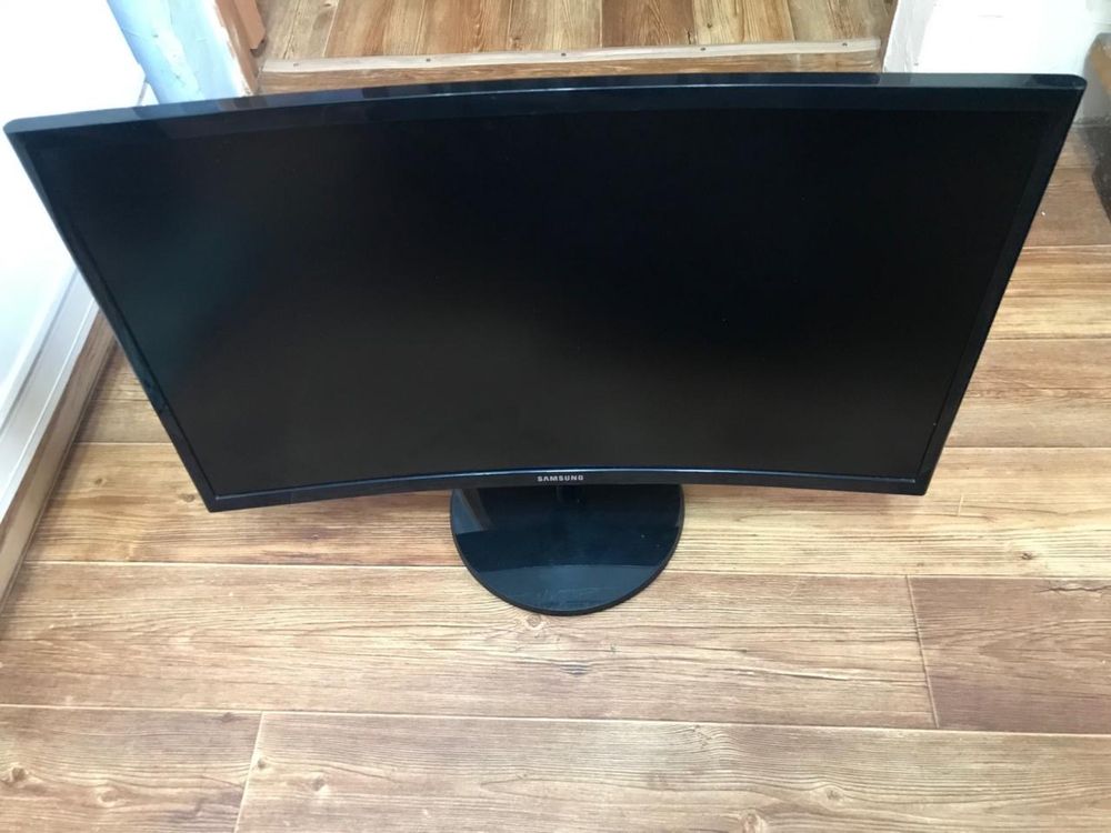 Монитор Samsung C24F390FHI черный