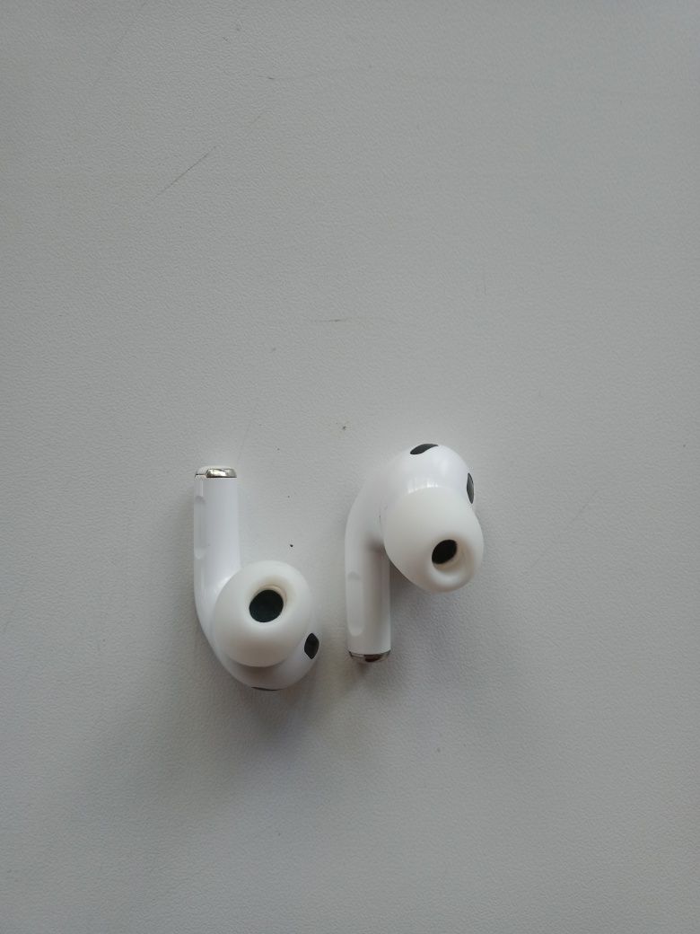Продаю Airpods Pro в хорошем состоянии.
