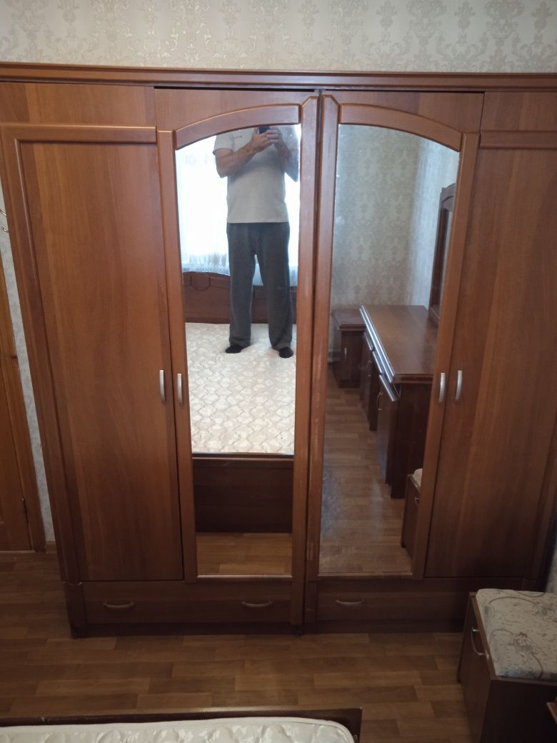 Продается спальный гарнитур