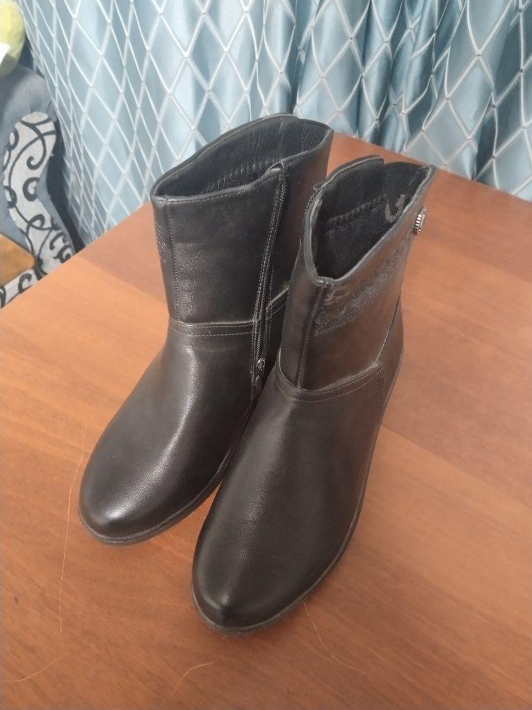 Продам новые осенние сапоги