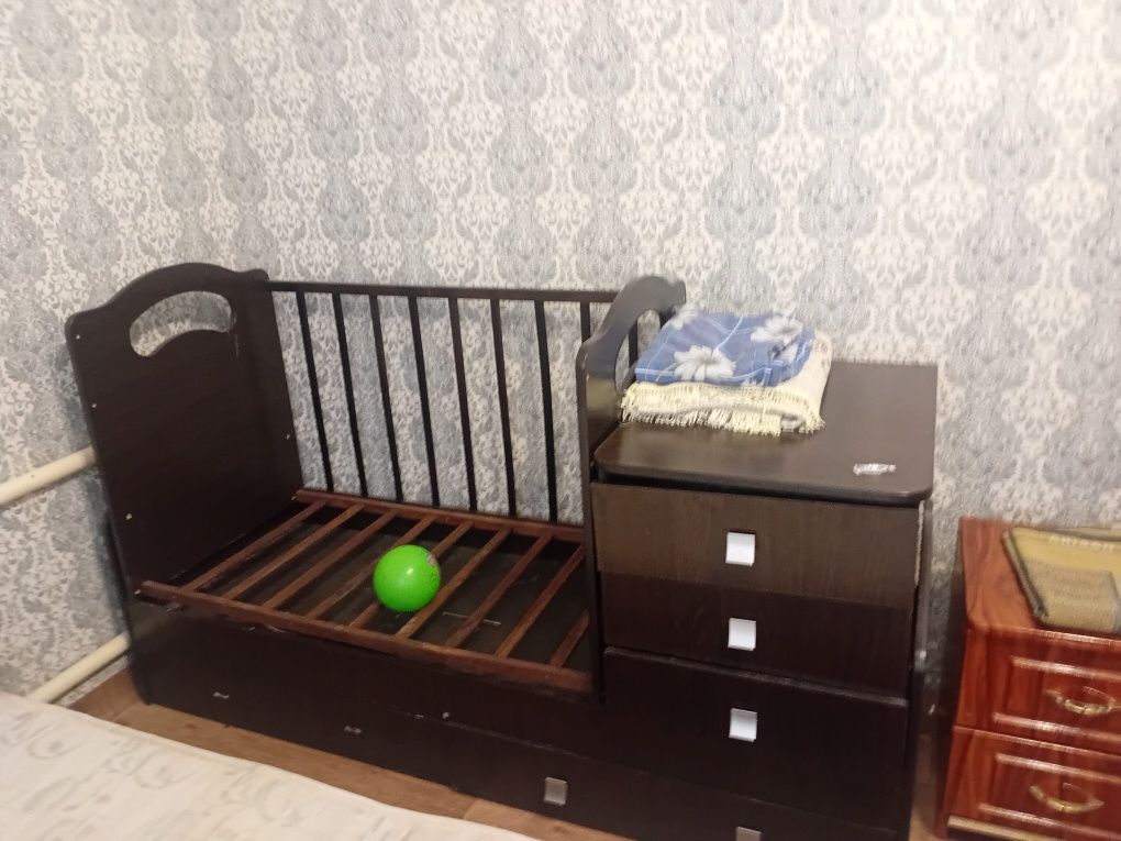 Продам детский кровать с комодом