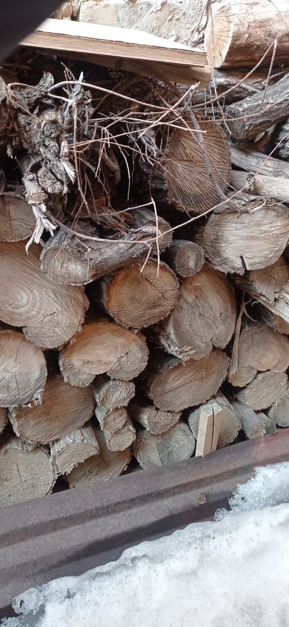 Дрова карогач сухие напилиные .