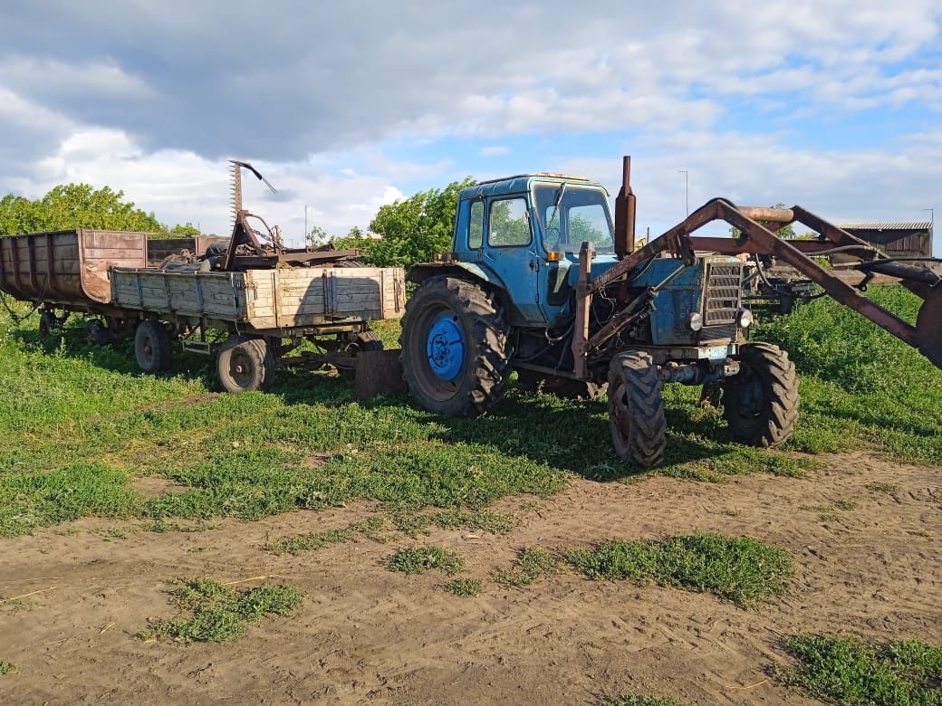 Продам МТЗ-82 с ним идёт две телеги, косилка,плуг,нож.
