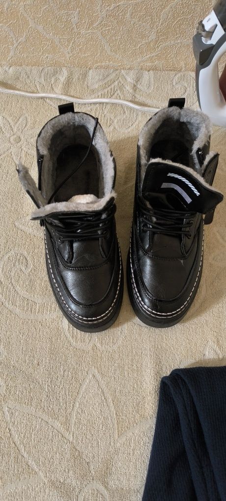 Зимние кеды кожаные с мехом фирмы UGG