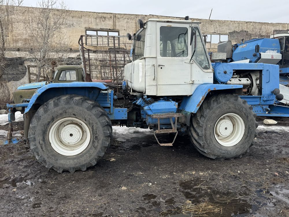 Трактор т150 с плугом