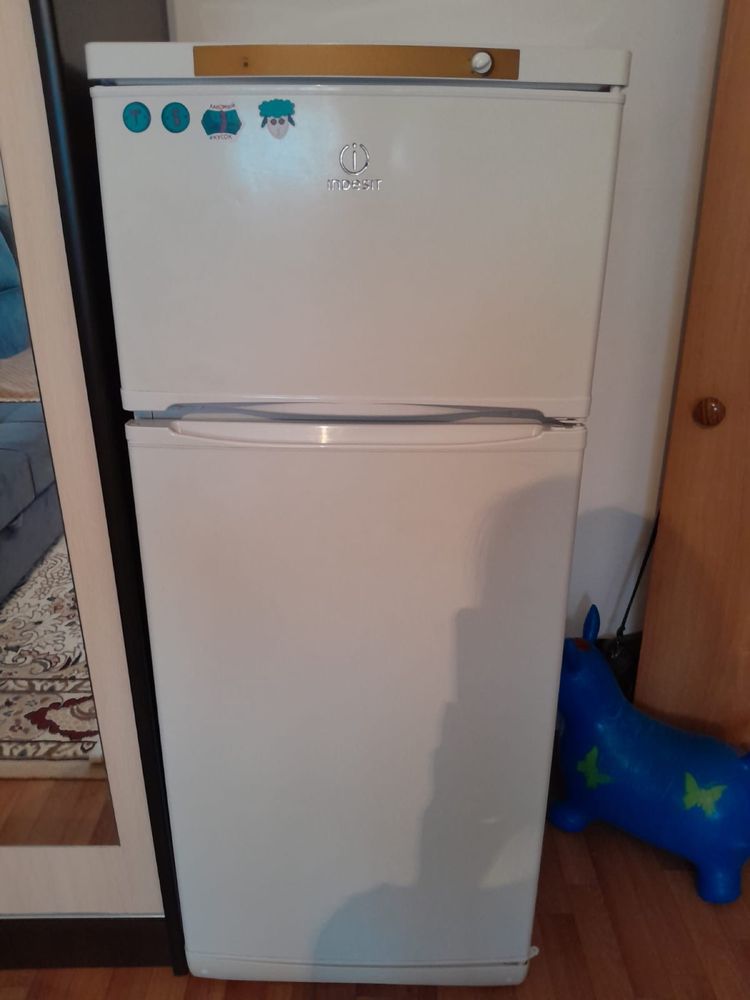 Продам холодильник Индезит бу.
