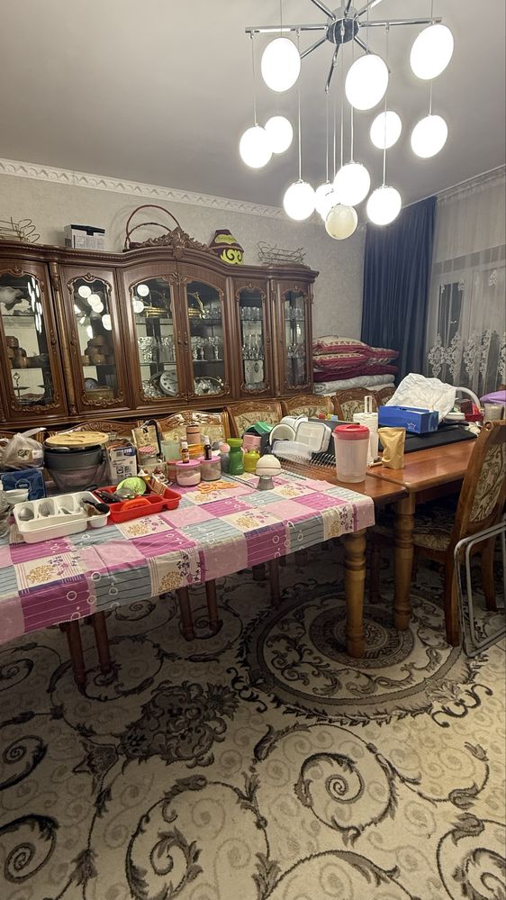 Стол и стулья для гостиной